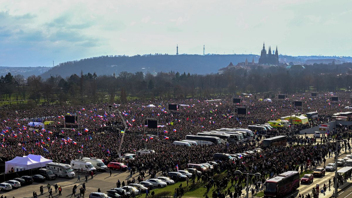 Na Letnou přišlo čtvrt milionu lidí, oznámil Minář